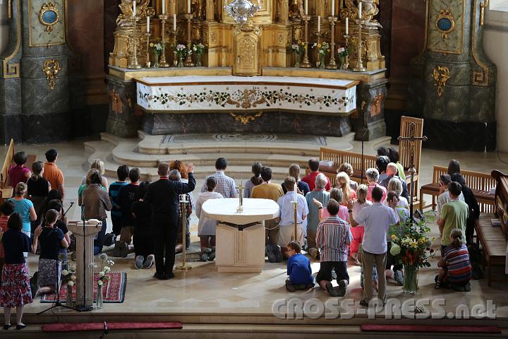 2012.07.19_10.27.21.jpg - Nach der Katechese konnten die Teilnehmer ihr Leben Jesus übergeben.  P.Hasenburger erklärte die "Lebensübergabe" so: in einem öffentlichen Akt vor Zeugen Jesus zu sagen: "Du sollst der Herr meines Lebens sein. Ich übergebe Dir mein Leben ganz!".