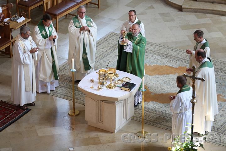 2012.07.19_12.09.26.jpg - P.Josef Kranzl mit Konzelebranten beim Agnus Dei.