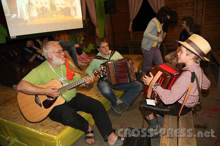 2012.07.19_22.35.42.jpg - Helmut Schwarzbauer, langjähriger "Cheftechniker" bei den Pöllauer Treffen, hat's die Steirische Musi angetan.