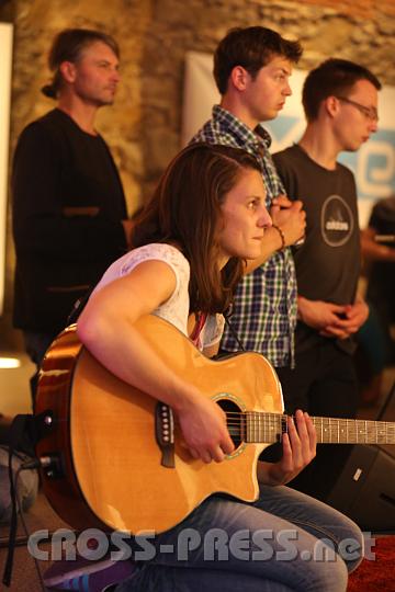 2012.09.14_21.33.38.jpg - Magdalena Lang spielt während der Anbetung ein Lied für den Herrn.