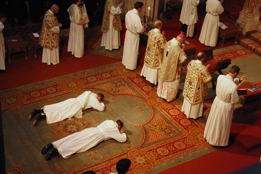 PriesterWeihe P.Johannes Paul und DiakonWeihe P.Kilian Prostratio: Die Kandidaten werfen sich vor ihrer Weihe als Zeichen der Demut und Hingabe vor dem Altar nieder, während die Allerheiligenlitanei gesungen wird.