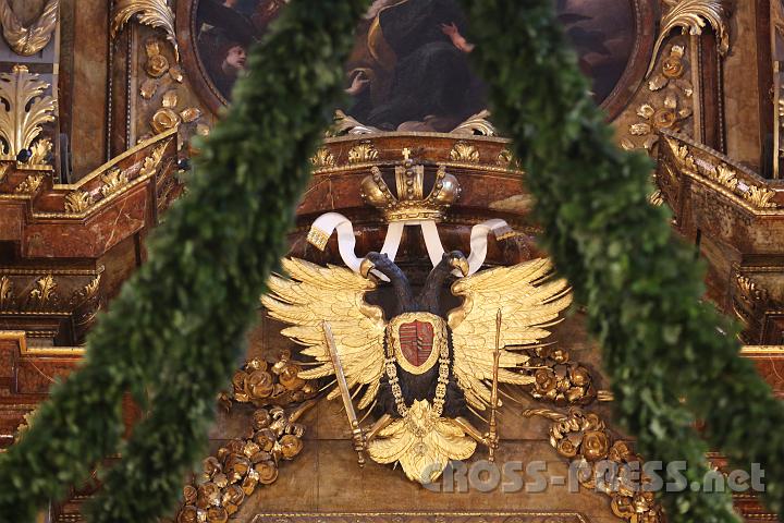 2013.04.14_12.25.27.jpg - Doppeladler wacht von der Decke der Kirche.