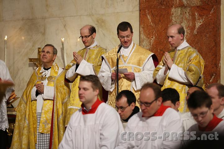 2013.04.14_12.47.15.jpg - P.Felix (links): "Es geschieht nicht oft, dass die Primizpredigt ein Seelsorger und priesterlicher Begleiter halten darf, dessen Familie sowohl mit der Familie der Mutter als auch des Vaters des Primizianten seit vielen Generationen freundschaftlich verbunden ist. " P.Johannes Paul dankt ihm und seinen Eltern, Großeltern - allen, mit denen er seinen Weg gehen durfte.