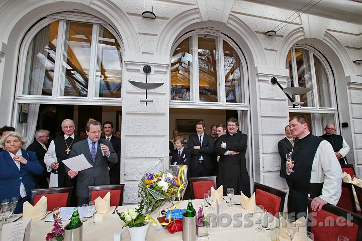 2013.04.14_15.10.22.jpg - Der Vater des Primizianten bei seiner Festansprache. Er stellte seinen Sohn Jacob den Gästen als sehr willensstarken, wssbegierigen und zu allerlei (oft für die Erwachsenen anstrengenden) Späßen aufgelegten Buben vor, der "an seinem Humor aber zum Glück gearbeitet hat und mit dem er heute sehr gut diskutieren kann, ohne belehrt zu werden".