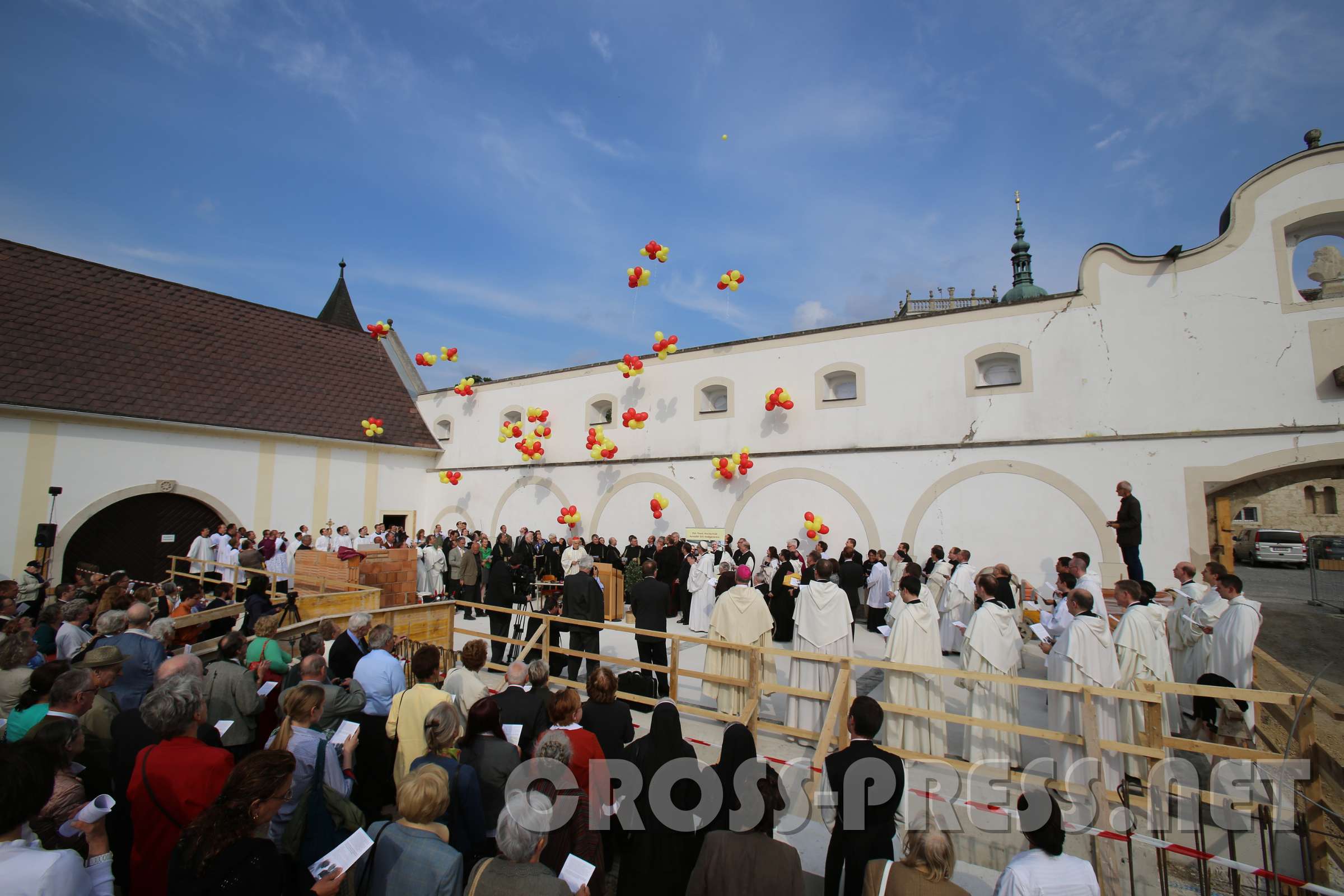 GrundSteinLegung für den HochSchul-AusBau Zum Abschluss, beim Singen von "Großer Gott, wir loben Dich", stiegen die Luftballone in den Farben des Stiftes Heiligenkreuz in den blauen Himmel auf.