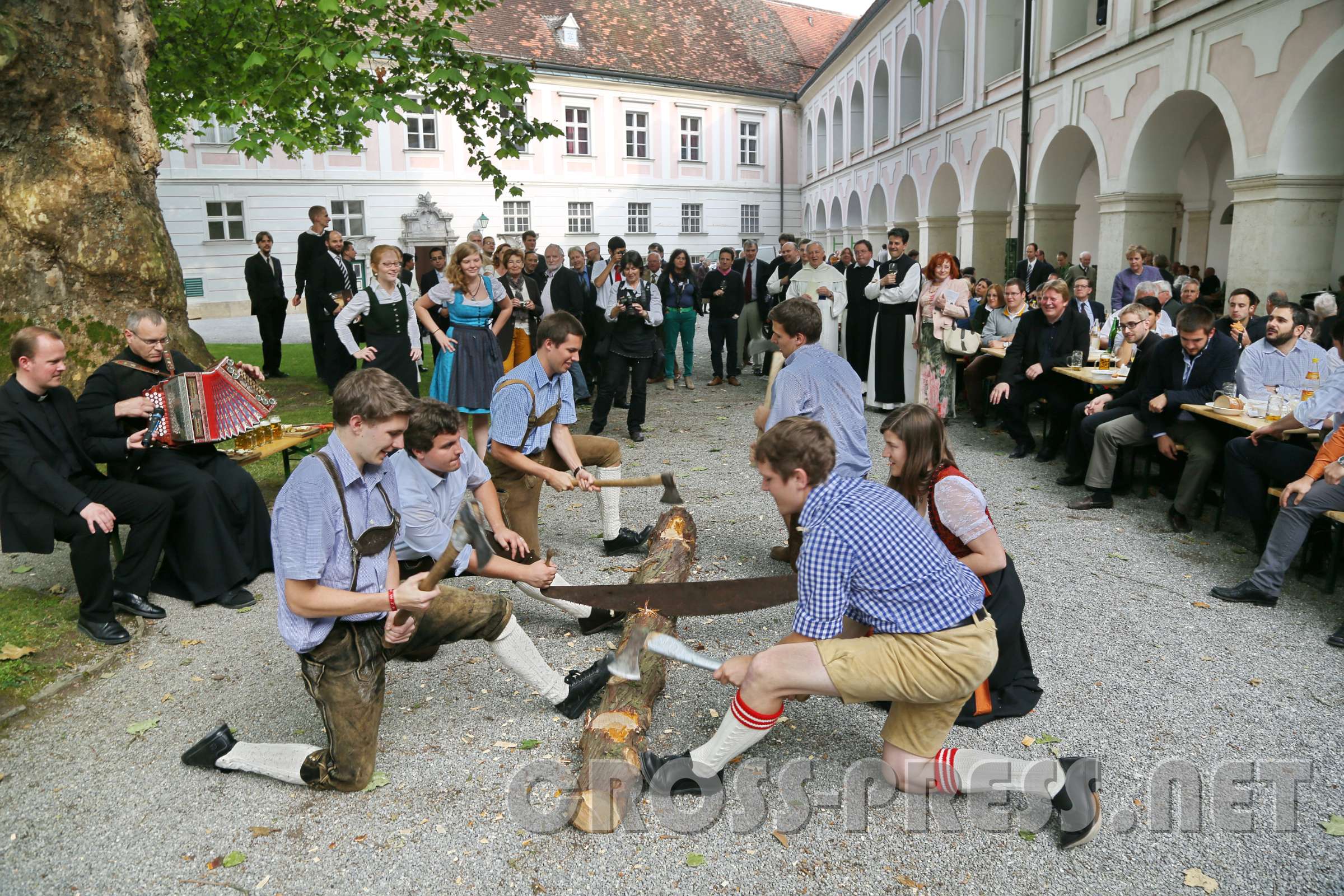 GrundSteinLegung für den HochSchul-AusBau Anbietung der Studenten der HS als Schuhblattler.