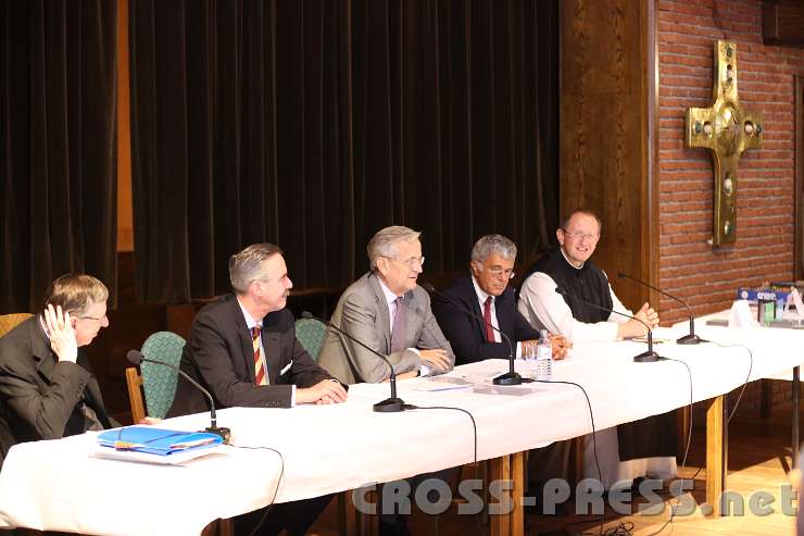 2013.08.28_10.46.07.jpg - Auf dem Podium, v.l.n.r.: Kardinal Kurt Koch, Prof. Thomas Stark, Diskussionsleiter Dr.Andreas Unterberger, Prof. John Roa und Rektor P.Karl Wallner.