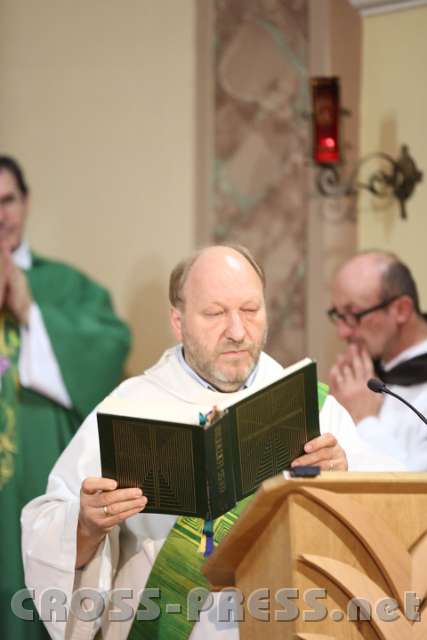 2013.09.10_18.19.38.jpg - Diakon Markus Schobesberger las das Evangelium.