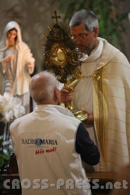 2013.09.10_21.49.43.jpg - Bernhard Grimm erhält den Eucharistischen Segen.