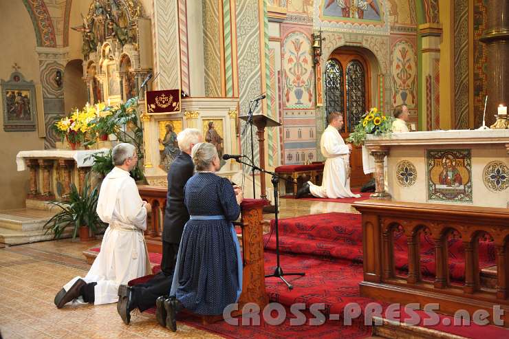 2013.09.14_15.15.52.jpg - Bei der Anbetung in der Herz-Jesu-Kirche: Andreas Schätzle mit dem Ehepaar Emmerich und Maria Köck (RM Studio Innsbruck).