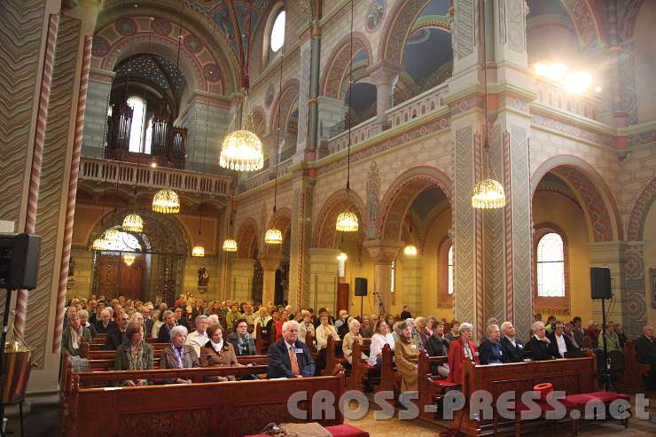 2013.09.14_15.59.40.jpg - Radio Maria Hörer und Mitarbeiter in der Innsbrucker Herz Jesu Kirche.