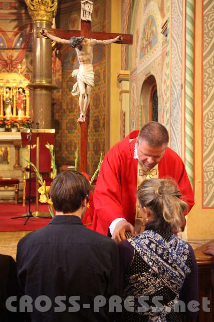 2013.09.14_17.12.54.jpg - P.Andreas Hasenburger segnet den jüngsten Messbesucher.