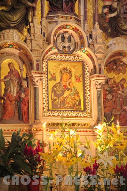 2013.09.14_17.29.52.jpg - Auf dem vorderen linken Seitenaltar befindet sich das Wallfahrtsobjekt der Kirche, eine Kopie des Gnadenbildes "Maria von der immerwährenden Hilfe". Umrahmt wird das Muttergottesbild von Reliefs, die Szenen aus dem Leben der Gottesmutter darstellen.