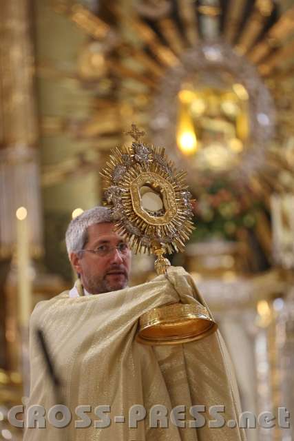 2013.09.21_16.03.17.jpg - Eucharistischer Segen, Hw. Andreas Schätzle. "Iesu, quem velatum nunc aspicio,oro fiat illud quod tam sitio;ut te revelata cernens facievisu sim beatus tuae gloriae."