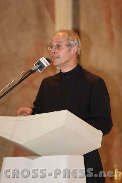 2013.09.21_16.11.02.jpg - Pater Andreas Petith OMI (Oblati Mariae Immaculatae, bekannt auch als Oblatenmissionare) vom Kloster in Maria Taferl begrüßt als "Hausherr" alle Anwesenden.