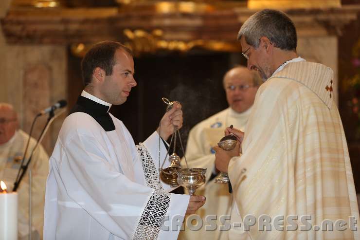 2013.09.21_16.17.31.jpg - Jedes Mal, wenn der Priester Weihrauch einlegt, spricht der Thuriferar (wie hier Christoph Weiss): "Benedicite, pater reverende!" ("Segne, hochwürdiger Vater!").