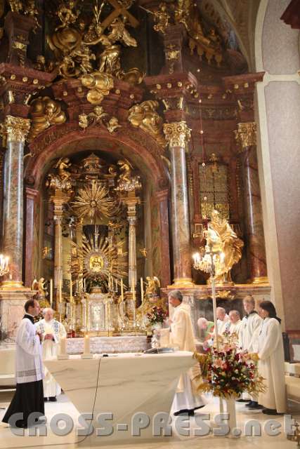 2013.09.21_16.19.16.jpg - Mit einzelnen Zügen wird der Altar bei dessen Umschreiten inzensiert.