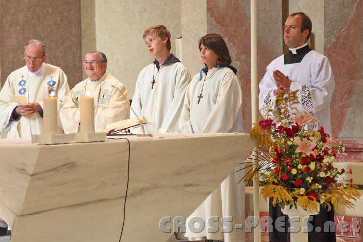 2013.09.21_16.29.43.jpg - Konzelebrierende Priester und Ministranten; ganz rechts: Christoph Weiss, ehemaliger Studioleiter von Amstetten, der in Rom Theologie studiert.