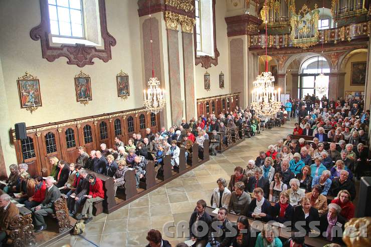 2013.09.21_16.38.12.jpg - So viele Gläubige sieht die Kirche hier wahrscheinlich nicht oft: hinten standen die Menschen bis zur Tür.