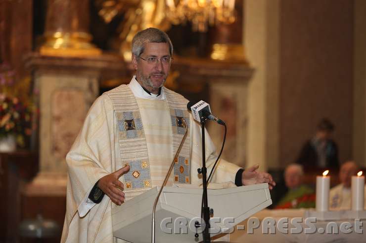 2013.09.21_16.42.12.jpg - Bei seiner Predigt sagte P.Andreas Schätzle sinngemäß: "Das Dunkle in uns, dessen wir uns schämen, das Sündhafte, das Verletzte oder  andere Verletzende, alles was wir uns nicht trauen Gott zu zeigen, nicht mal Jesus anzuvertrauen - das können und dürfen wir Maria, der Mutter Gottes und unserer Mutter, bringen !"