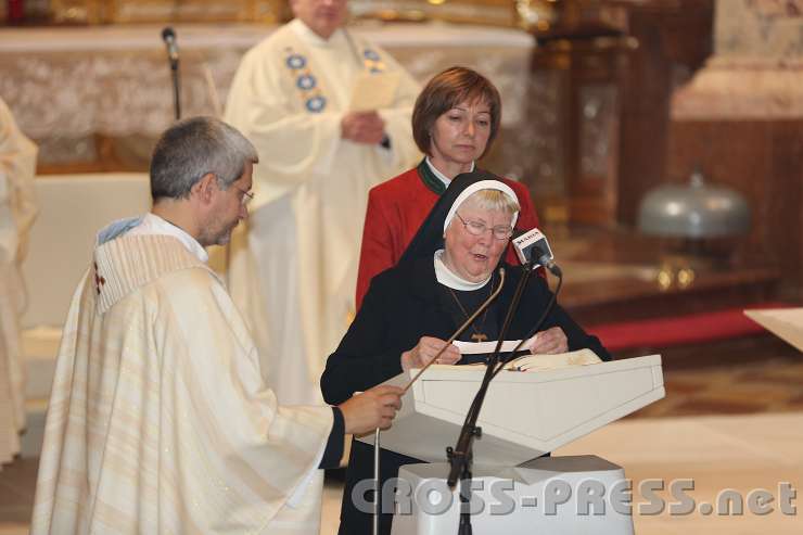 2013.09.21_17.04.43.jpg - Fürbitten, vorgetragen von Radio Maria-Mitarbeitern.