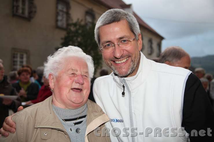 2013.09.21_18.35.23.jpg - Programmdirektor Hw. Andreas Schätzle trifft Frau Leopoldine aus dem Waldviertel, eine langjährige Hörerin und treue Anruferin.