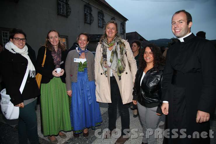 2013.09.21_18.48.39.jpg - Ehren- und hauptamtliche Radio Maria-Mitarbeiter zwischen Pfarrhof und Basilika.