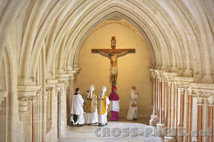 2013.10.06_15.00.03.jpg - Am Weg durch den Kreuzgang zur Stiftskirche.