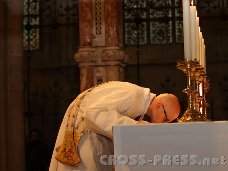 2013.10.06_15.06.04.jpg - Der Altarkuss erfolgt zur Begrüßung und zum Abschied als Zeichen der Ehrfurcht für Jesus Christus, der in der feiernden Gemeinde mitten unter uns ist.