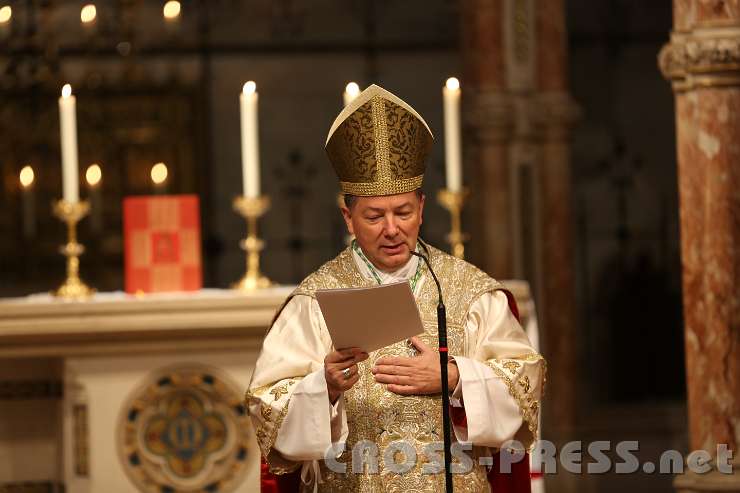 2013.10.06_15.34.20.jpg - Weihbischof Juan Martinez Camino hielt eine Predigt über die Freude am Priestersein. Er promovierte an der Päpstlichen Theolog.-Philosoph. Hochschule St.Georgen in Frankfurt am Main und spricht sehr gut Deutsch.