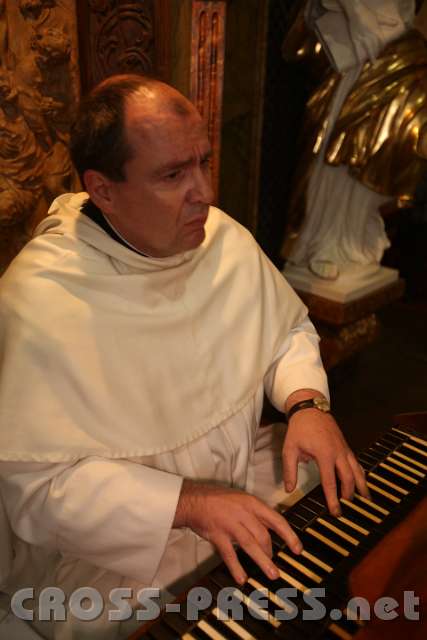 2013.10.06_17.23.31.jpg - Organist Prior P.Simeon Wester