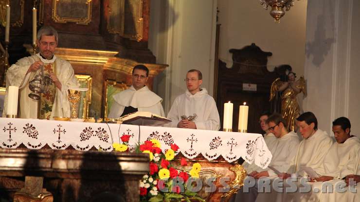 2013.11.17_11.04.19.jpg - Inzensieren des Altars