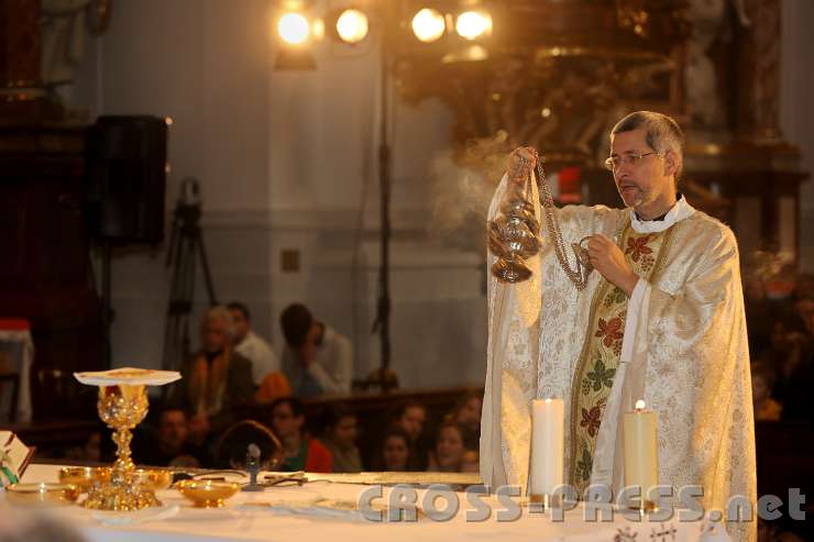 2013.11.17_11.04.42.jpg - Inzensieren des Altars