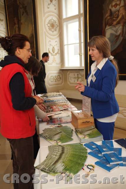 2014.01.18_10.05.45.jpg - Am Bücher- und CD-Tisch: Aurelia Stürzl im Gespräch mit Andrea aus St.Pölten; vorne: der Jahresfotokalender von Radio Maria und das Gebetbüchlein: "Der Himmel in Dir."