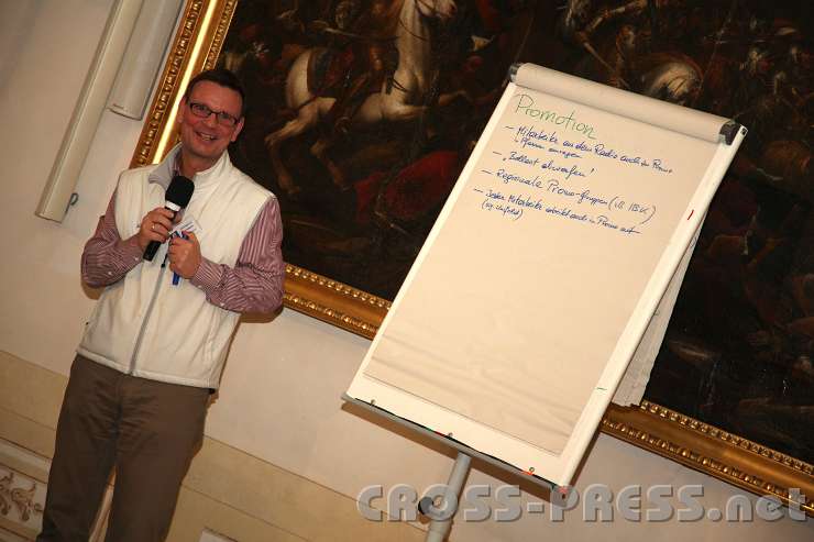 2014.01.18_17.59.13.jpg - Geschäftsführer Christian Schmid notiert die Vorschläge und Ideen gleich am Flipchart.