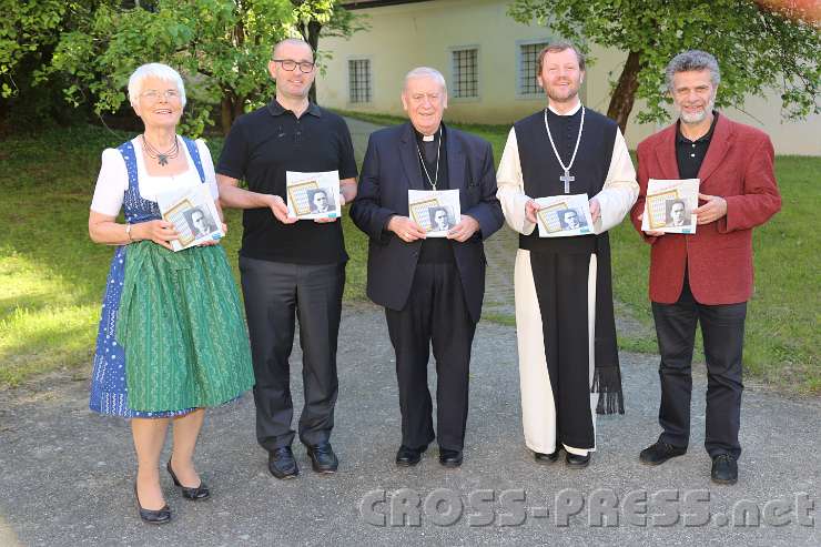 2014.05.21_18.02.19.jpg - Dr.Erna Putz und  Dr.Thomas Schlager-Weidinger (Autoren), Diözesanbischof Ludwig Schwarz, Abt Reinhold Dessl, DDr. Helmut Wagner (Verleger)