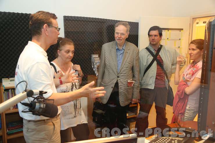 2014.05.23_20.18.06.jpg - Geschäftsführer Christian Schmid führt Gäste durch das Radio Maria-Studio.