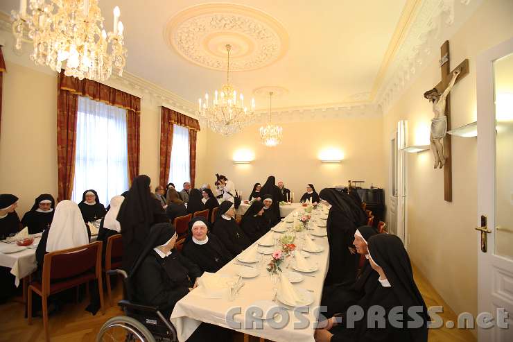 2014.06.25_17.58.35.jpg - Abendessen im Refektorium.