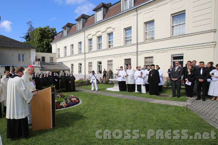 2014.06.26_09.37.54.jpg - Im Klostergarten bei der Bitte um Weihe.