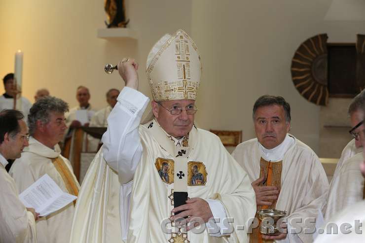 2014.06.26_09.51.55.jpg - Aspersio der Gemeinde und der Kirchenmauern.