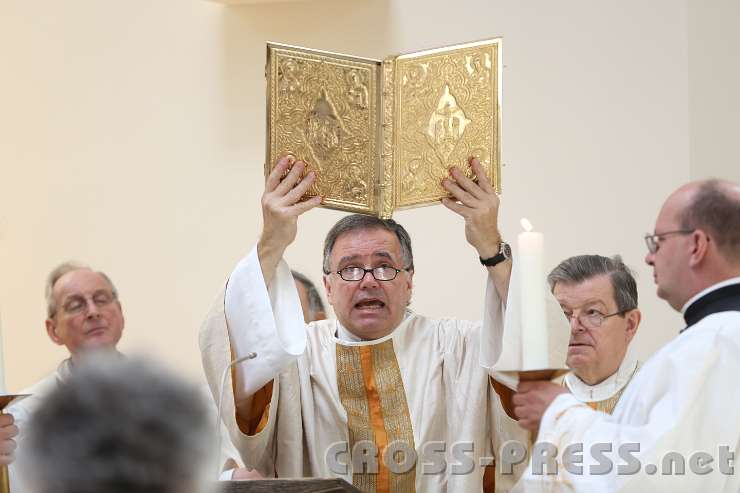 2014.06.26_10.11.38_01.jpg - Diakon Boff mit dem Evangeliar