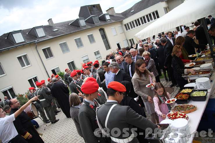 2014.06.26_12.32.47.jpg - Festliche Agape im Klostergarten.