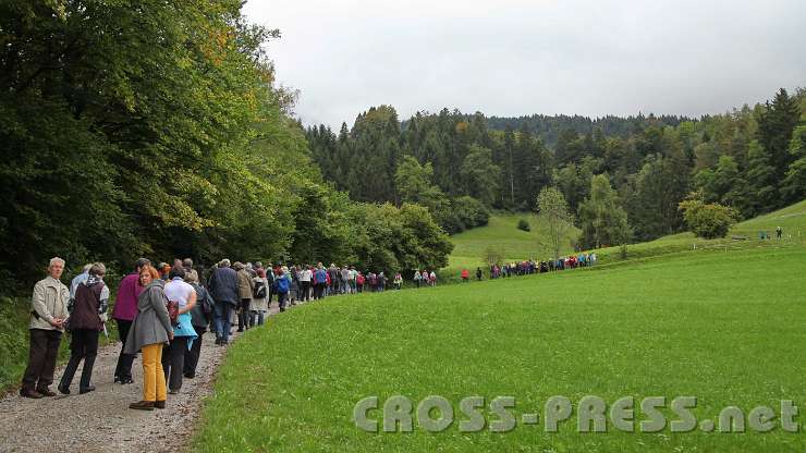 2014.09.13_15.22.29_3.jpg - Leicht ansteigend führt der Weg hinauf zum Kirchlein.