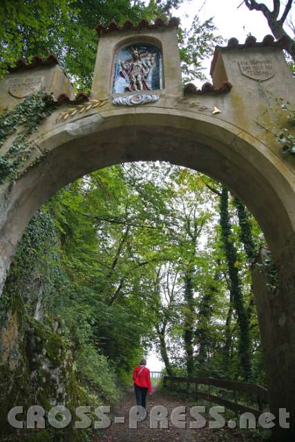 2014.09.13_15.42.18.jpg - Ein Torbogen mit dem Auferstandenen begrüßt die Wallfahrer und wird zum Triumphbogen - nicht nur über den bewältigten Aufstieg, sondern über den Tod.