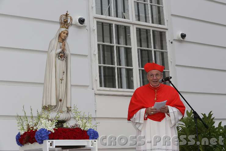 2014.09.14_18.27.43.jpg - Kardinal Schönborn bei der Schlussandacht am Josefsplatz.