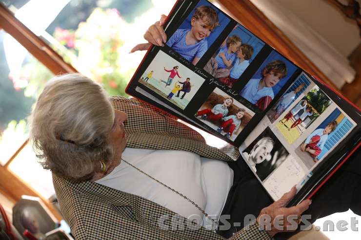 2014.09.16_12.14.59.jpg - Von allen Fotos ist die Fürstin am meisten stolz auf die Fotos ihrer Kinder, Enkel und Urenkel.