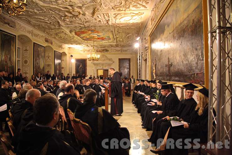 2014.11.14_17.47.31.jpg - Rektor P.Karl Wallner bei seiner Schlussrede nach den Sponsionen im Kaisersaal.