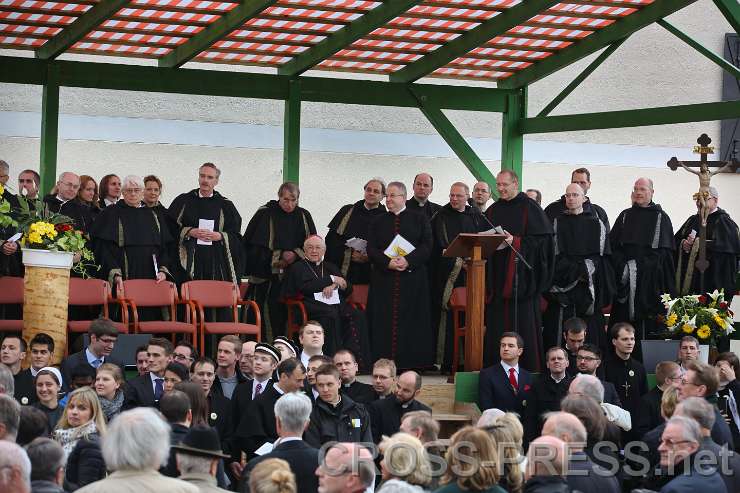 2015.04.30_17.20.32.JPG - Das Professorenkollegium in Festtalaren auf der Tribüne.