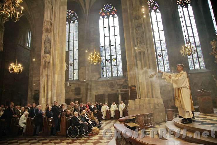 2015.09.26_16.13.04.jpg - Zum Festgottesdienst waren rund 4000 Gläubige in den Stephansdom gekommen.