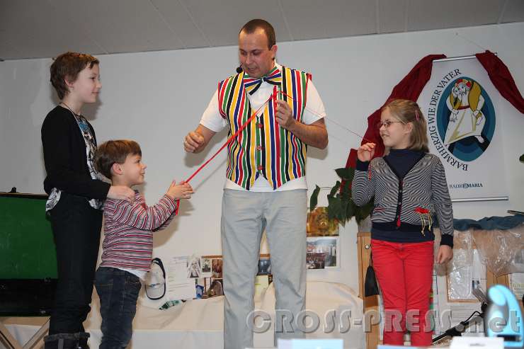 2015.12.08_15.12.52.jpg - RM-Techniker Albert Röder ist ein begabter Zauberkünstler.